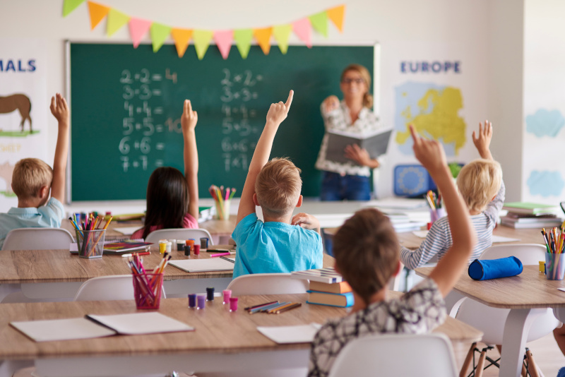 Lehrer und Schüler in einer Klasse