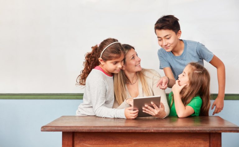 Schüler mit Tablet lernen Medienkompetenz